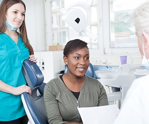 Patient and dentist discuss how to pay for emergency dental care in Center