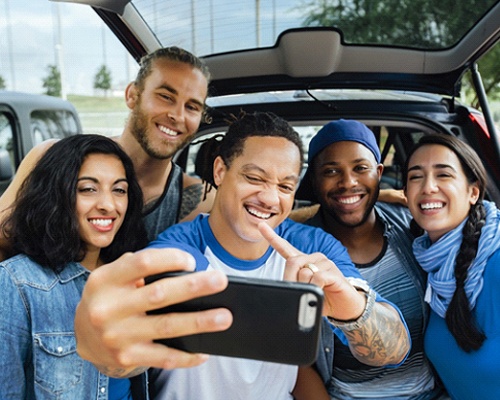 Grupo de personas sonrientes tomando una selfie