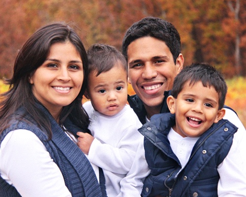 Felices padres con dos hijos pequeños